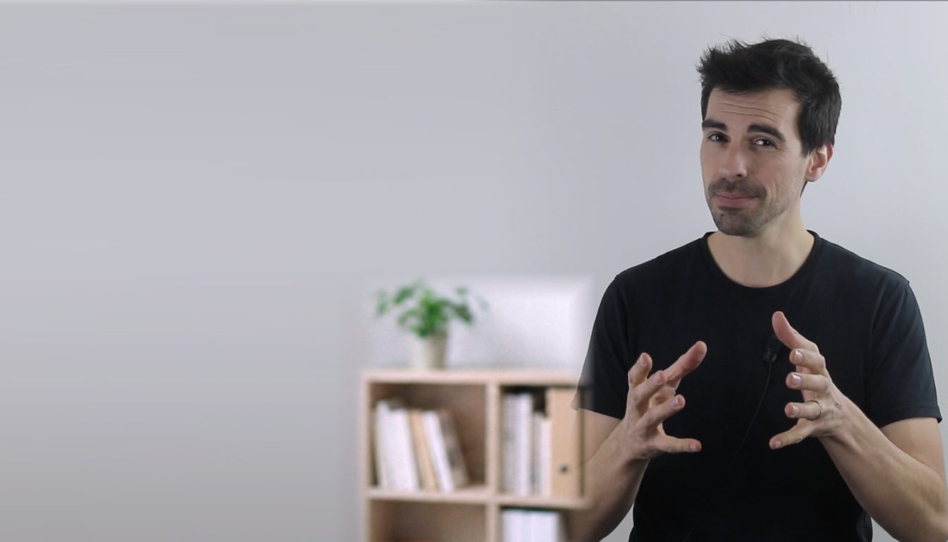 Dimitri Garcia, enseignant de biochimie, en pleine explication face caméra