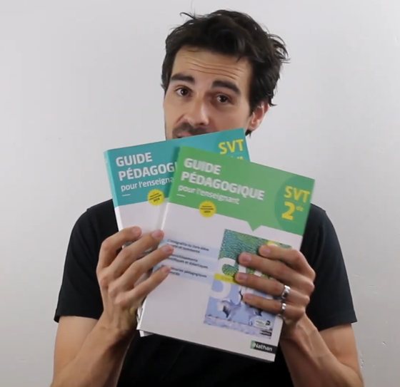 Dimitri Garcia tenant deux guides pédagogiques SVT des éditions Nathan